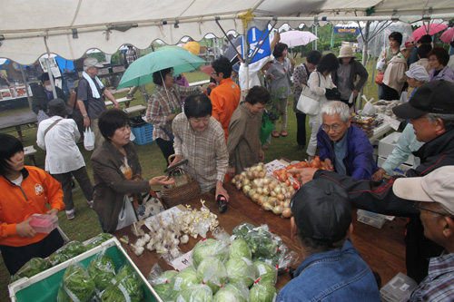 新鮮野菜の販売には三隅中学校の生徒がボランティア参加