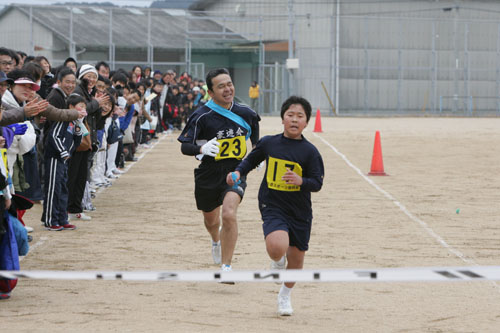大人と子どものデッドヒート、結果は？