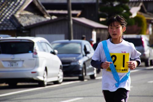 たすきをつなぐために懸命に走る