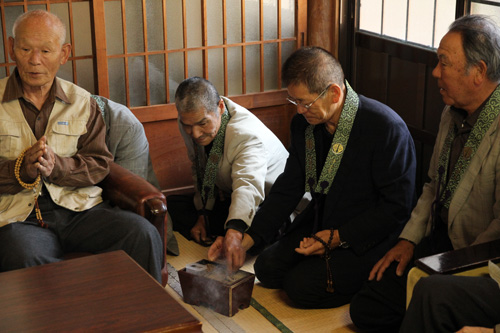 全員で焼香を行う