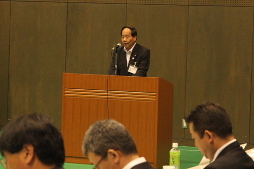 会長としてあいさつする大西市長
