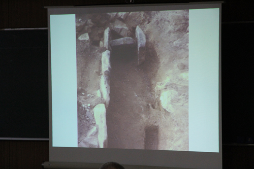 遺構や遺跡の写真を交えて講演