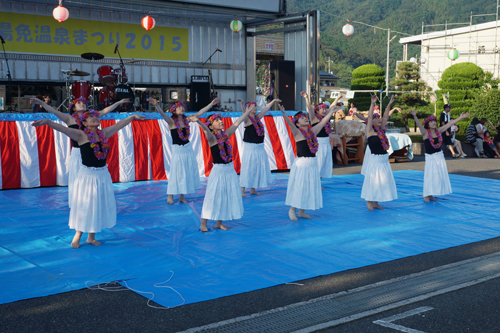 チームフラokdによるフラダンスで幕を開ける