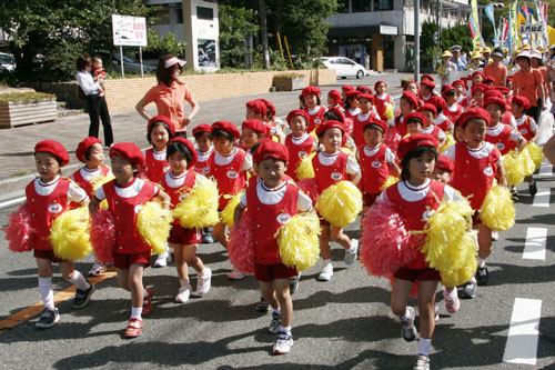 東深川保育園児が街頭パレード