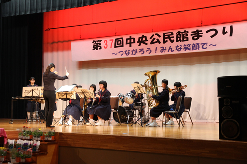 深川中学校吹奏楽部の演奏から始まったステージ発表