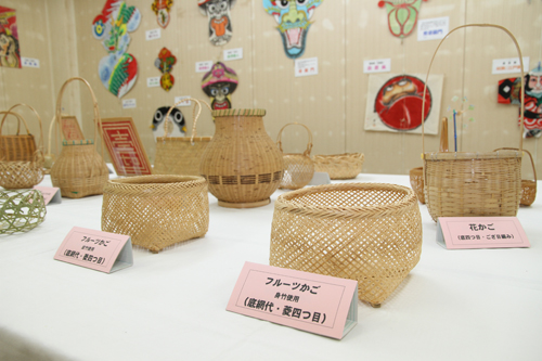竹細工や創作凧の展示