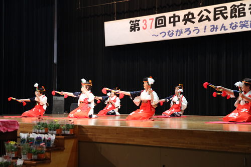 銭太鼓の演奏