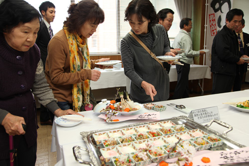 試食会には市内関係団体から参加