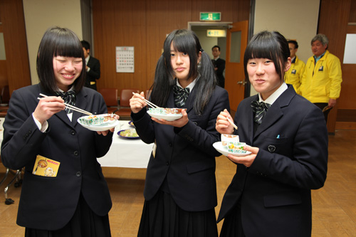 試食会に参加した大津緑洋高校日置校舎の生徒