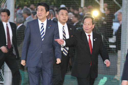 大西市長からグラウンドの説明を受ける安倍首相