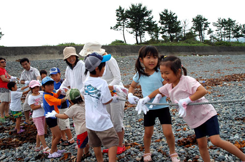 網のロープを引く子どもたち