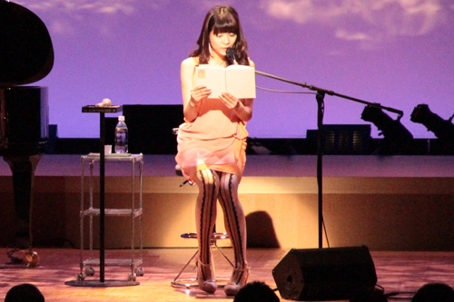 朗読をする三倉茉奈さん
