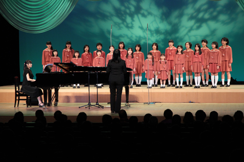 みすゞ少年少女合唱団は、6曲を披露