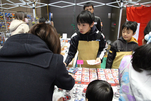 接客をする子ども