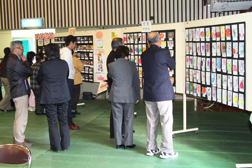 日置小、神田小、日置中学校の絵手紙の展示コーナー