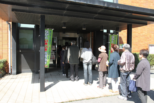 販売開始前から、商工会議所前には長い列が
