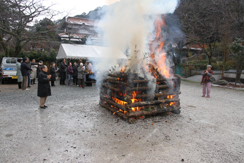 こちらは湯本　大寧寺で行われたどんど焼き