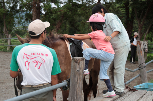 恐る恐る馬にまたがる