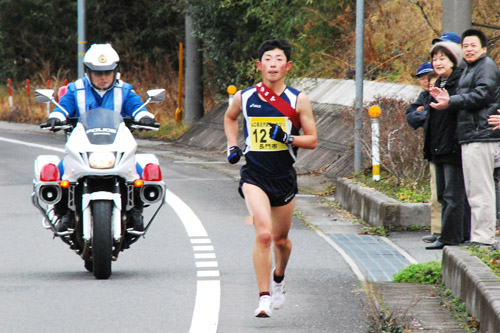 上り坂を力強く駆け上がる