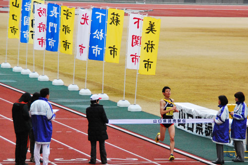 総合１１位でゴールテープを切る