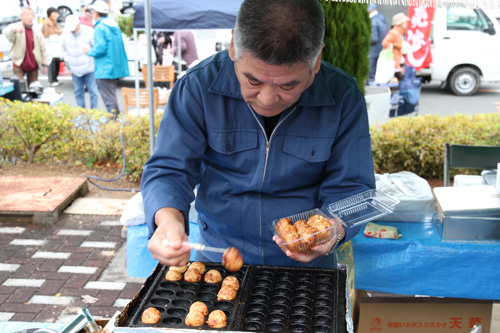 たこ焼きや焼きそばなどまつりならではものも販売