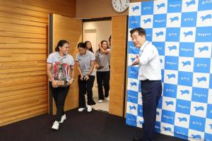 選手を出迎える市長