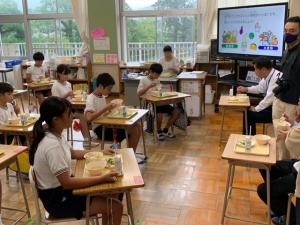 児童と一緒に給食を食べる市長