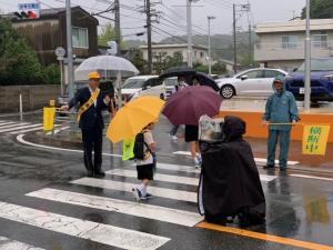 挨拶をする児童