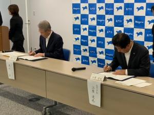 協定書に署名の様子