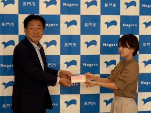 すくすく赤ちゃん応戦券を手渡す市長