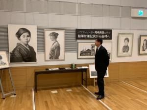 作品を眺める市長