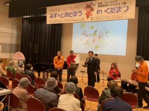 作品を眺める市長