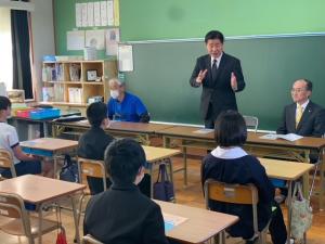 児童にお話をする市長