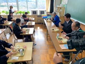 児童と一緒に給食をいただく市長と教育長