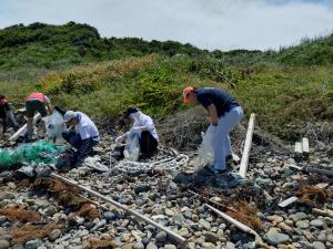 市長海岸清掃ごみ拾い