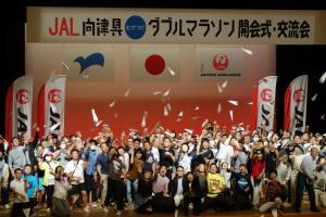 紙飛行機を飛ばす様子