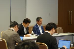 会議に出席する市長の様子
