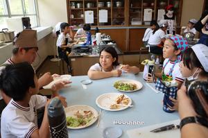志摩さんと向陽小学校の児童の料理教室の様子