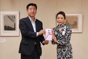 受贈式での目録贈呈の様子（江原市長と池波志乃さん）