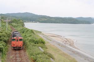 汽車が山陰本線を走る様子