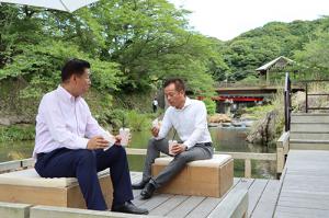 江原市長と前田市長（下関市）が音信川の川床で休憩する様子