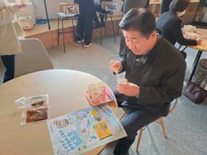 市長試食場面