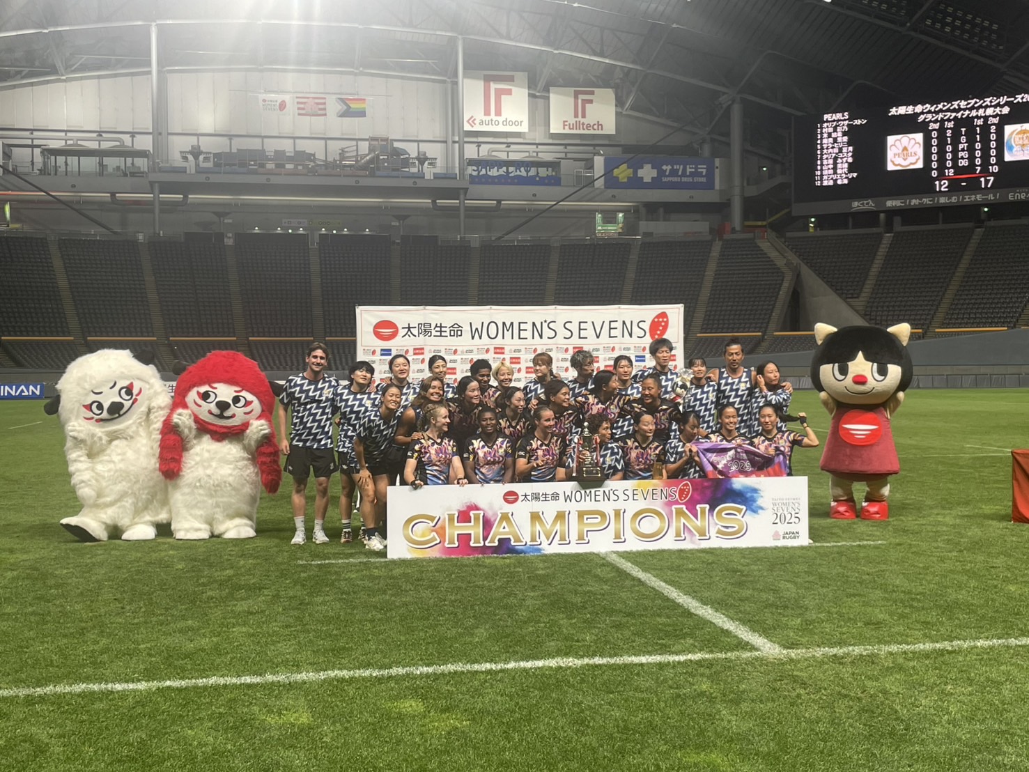 太陽生命ウィメンズセブンズシリーズで3連覇を果たしたながとブルーエンジェルスの選手たち