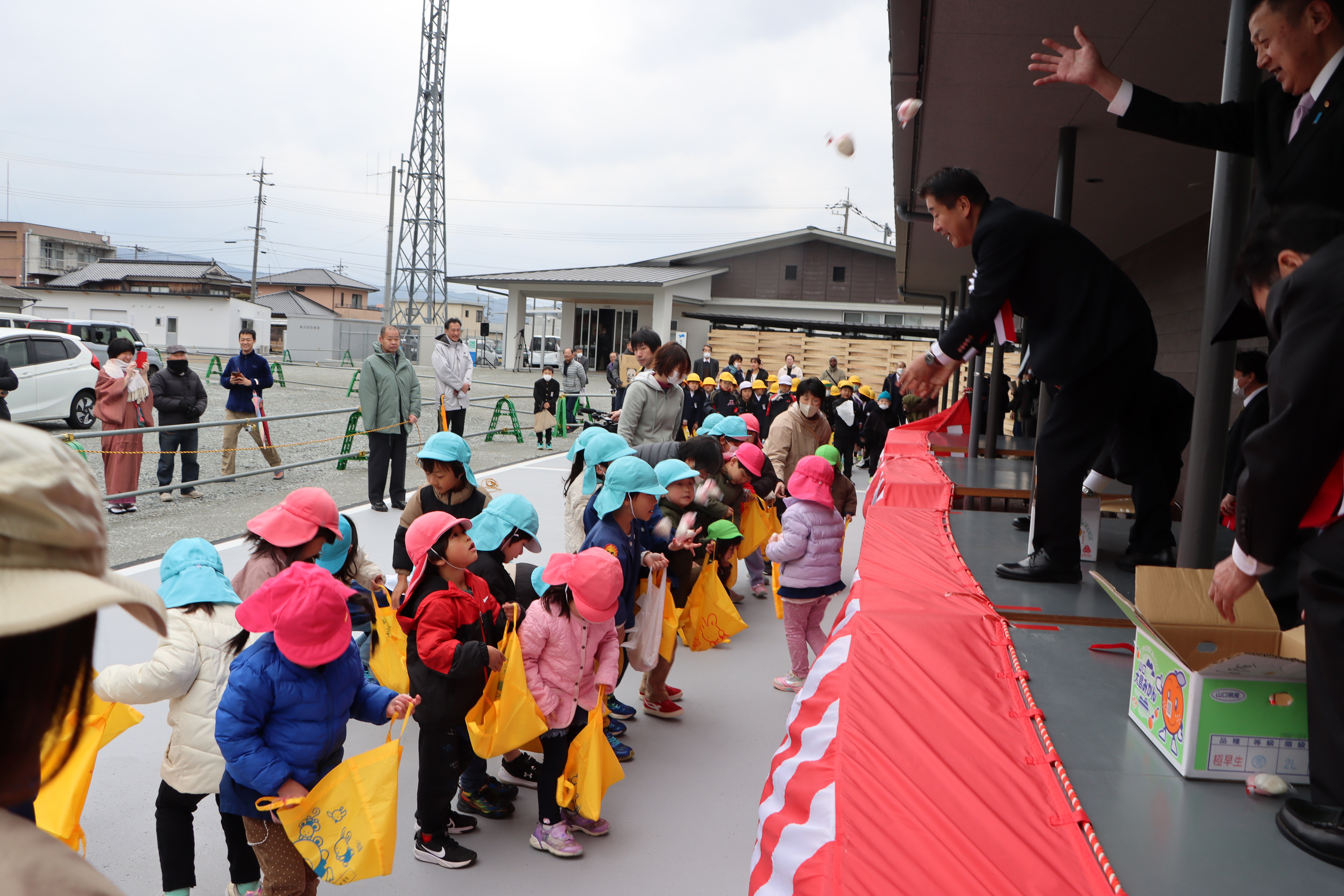 油谷支所およびYYふれあいセンター開所式後のもちまきの様子