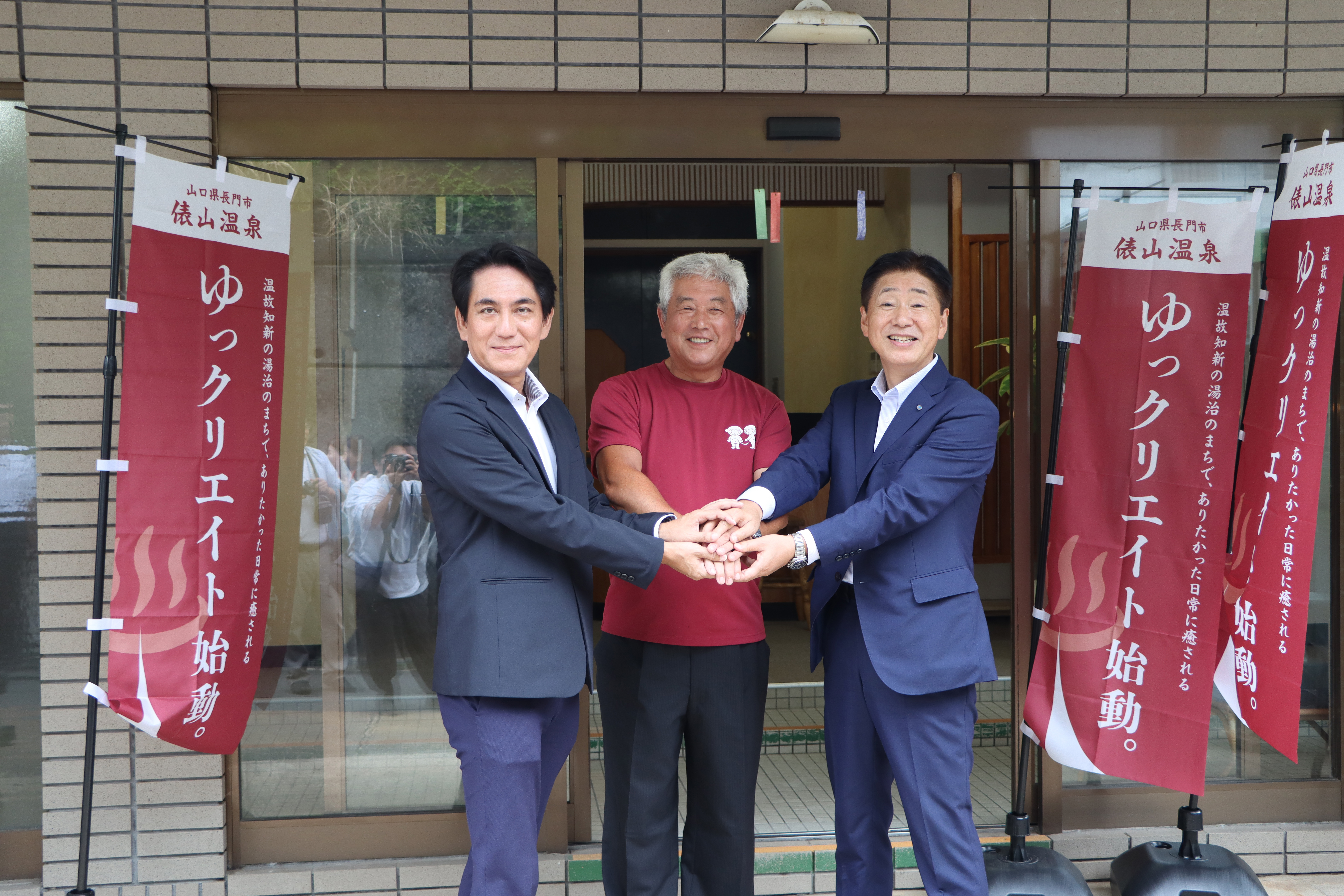 株式会社俵山クリエイトの田部井智行代表取締役と江原市長と株式会社SD-WORLDの藤永義彦代表取締役