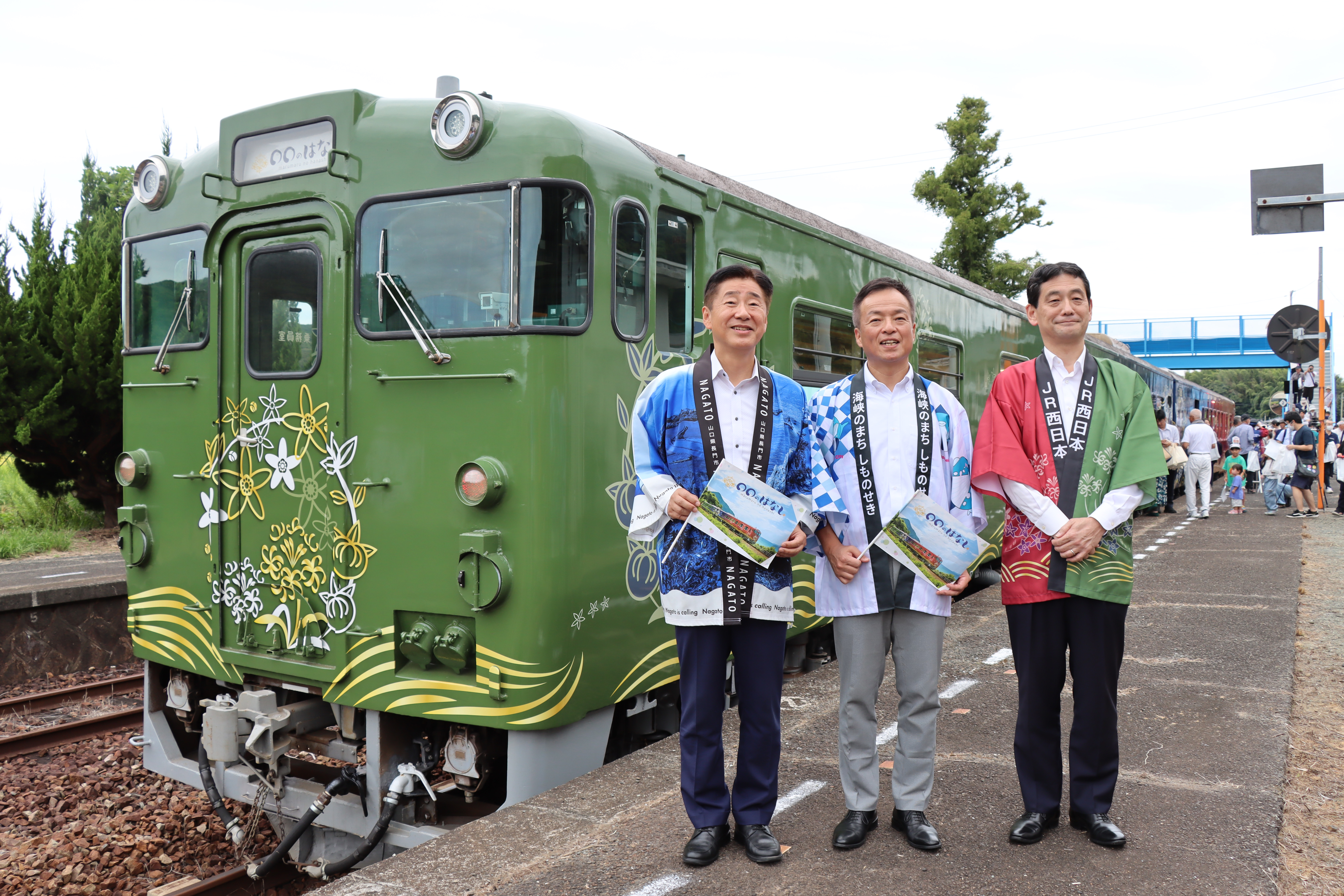 阿川駅で行われたJR山陰本線全線復旧を記念したイベントでの江原市長と下関市の前田市長とJR西日本の飯田稔督・広島支社長