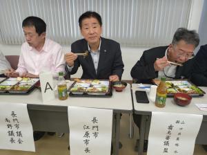 市長のくじら料理の試食の様子