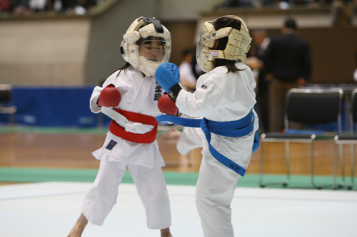 組手　幼稚園の部は小さくても迫力のある試合が繰り広げられた