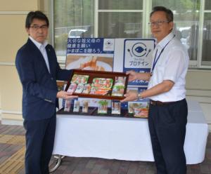 市内の福祉施設12施設へ練り製品を寄贈しました