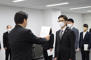 新規採用職員への辞令交付式